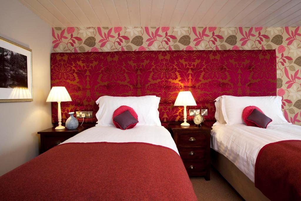 Отель The Three Crowns Чагфорд Номер фото A bedroom at the hotel