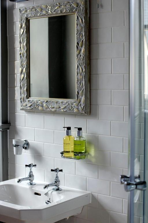 Отель The Three Crowns Чагфорд Номер фото Soap dispenser