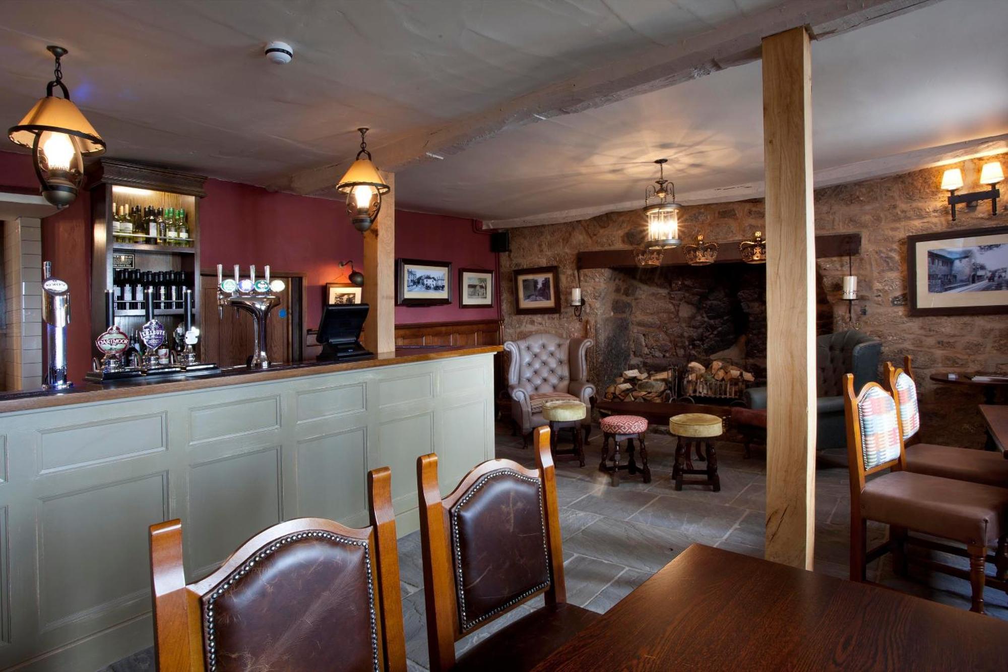 Отель The Three Crowns Чагфорд Экстерьер фото The interior of the pub