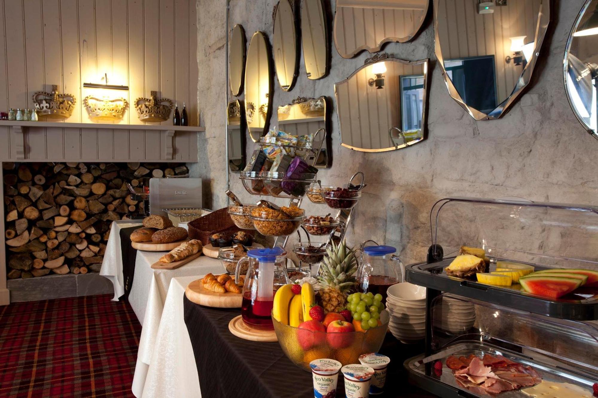 Отель The Three Crowns Чагфорд Экстерьер фото Breakfast buffet at the hotel