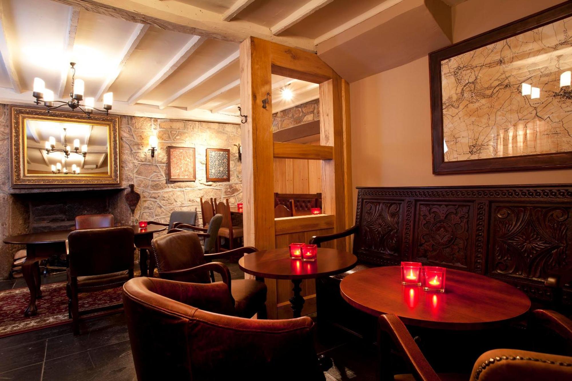 Отель The Three Crowns Чагфорд Экстерьер фото The interior of the pub