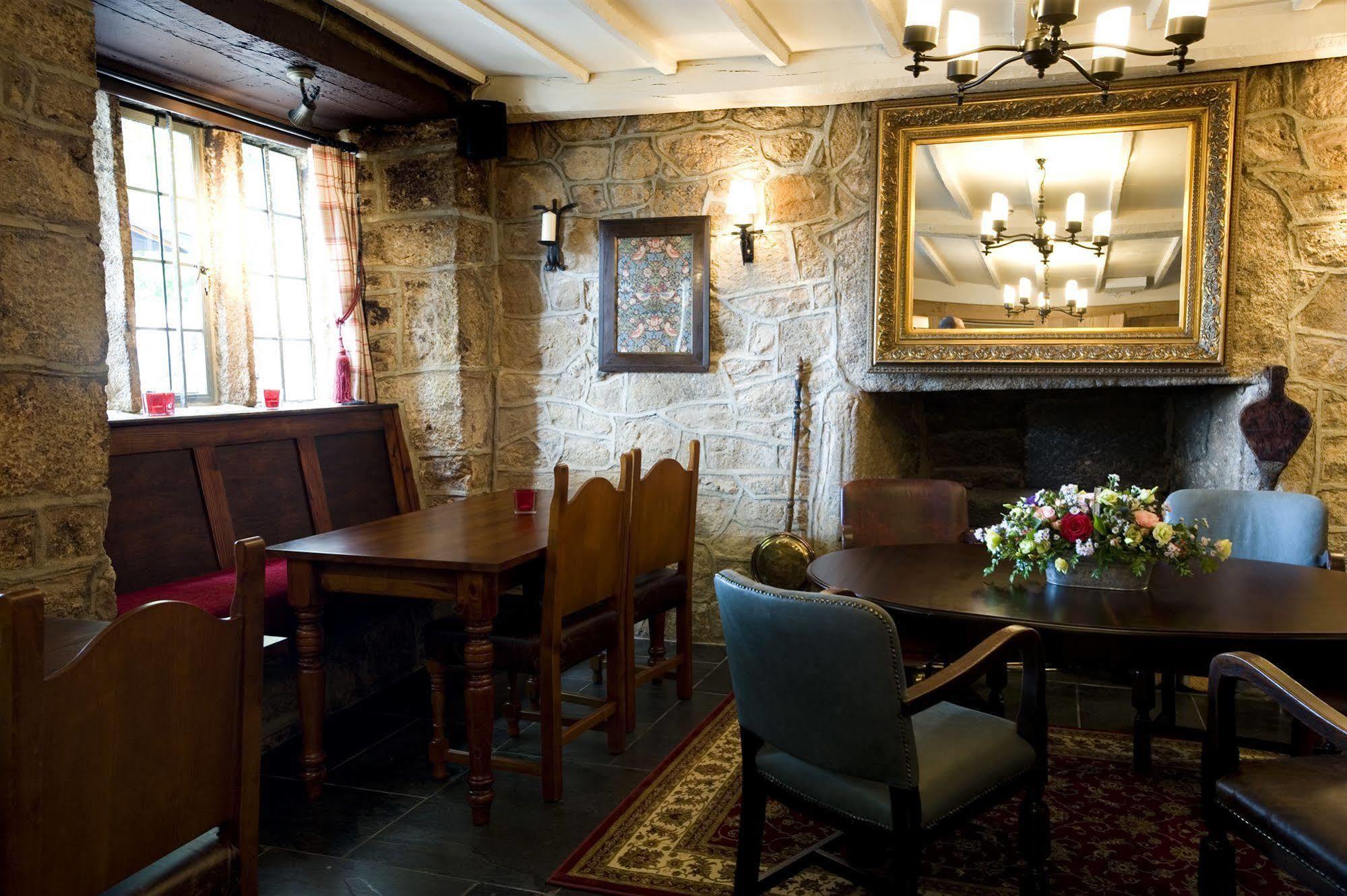 Отель The Three Crowns Чагфорд Экстерьер фото The interior of the pub
